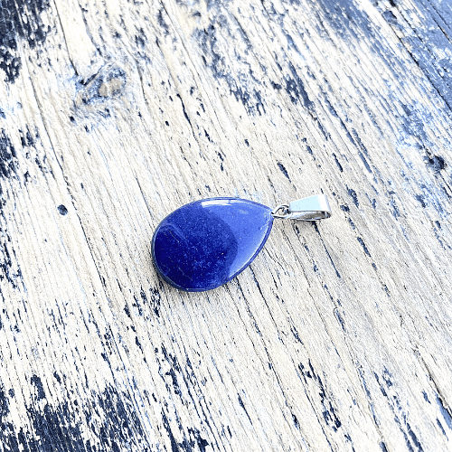 Pendentif en lapis lazuli aux vertus libératrices