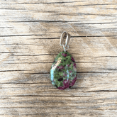 Pendentif pour stabiliser ses émotions en rubis zoisite